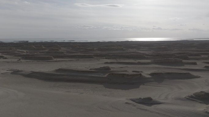 航拍青海乌素特水上雅丹风景