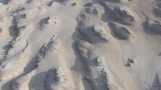 航拍青海乌素特水上雅丹风景