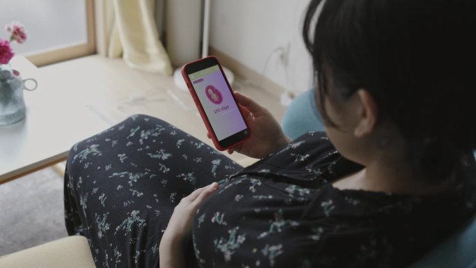 年轻妈妈使用怀孕app