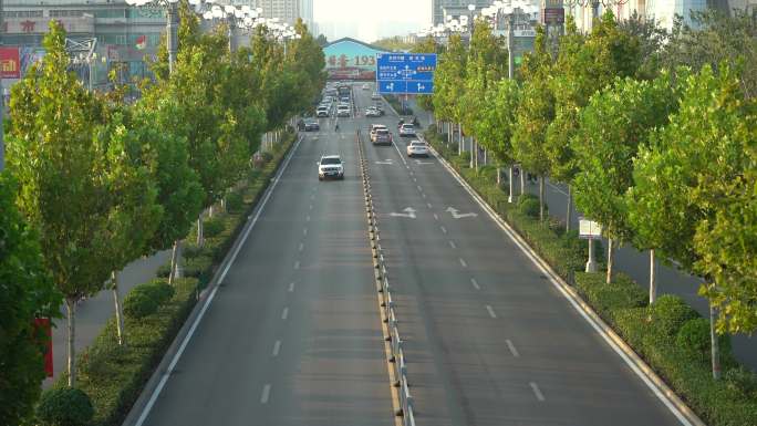 中心广场天桥车流城市街道车辆行驶上班车辆