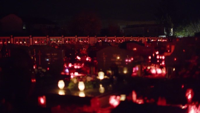 墓地的广角与照亮蜡烛提供在死亡之日