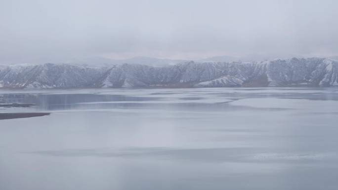 航拍青海果洛州冬格措纳湖风景