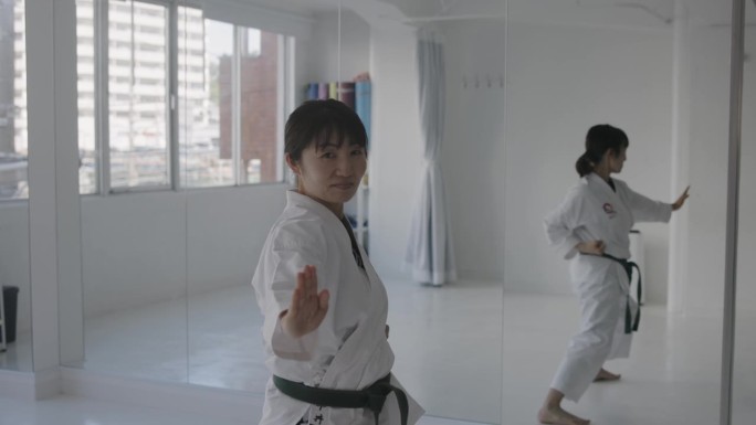 空手道课上的日本女子