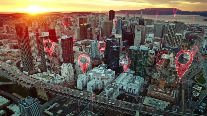 技术概念、数据通信、人工智能。空中智慧城市。连接未来城市的本地化图标。物联网。旧金山天际线。
