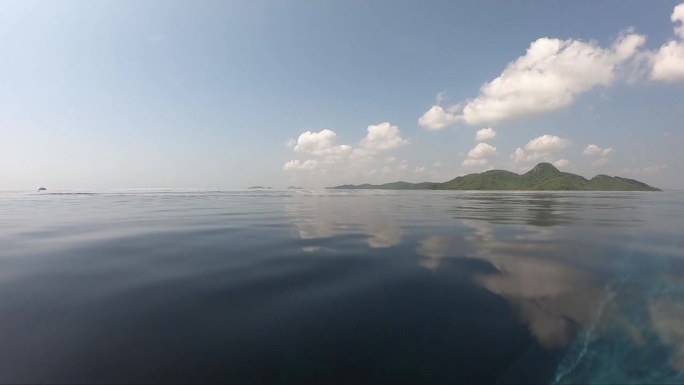 夏季室外游泳池的水波面，天空中有云的运动场景