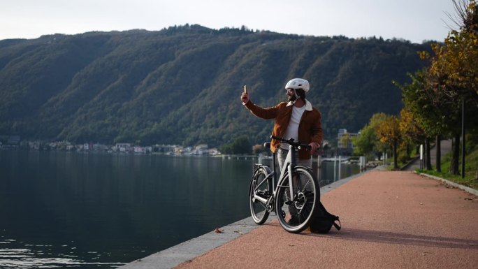 城市骑行，电动自行车通勤者捕捉到湖边的景色