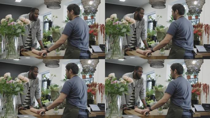 男顾客在当地花店买花束