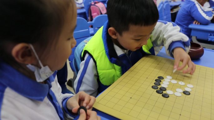 小学生 学校 上课 围棋 中小学 课堂