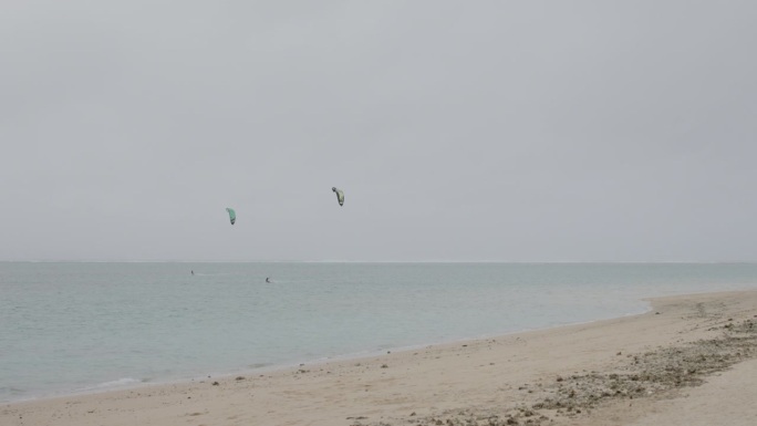在海滩上玩风筝冲浪