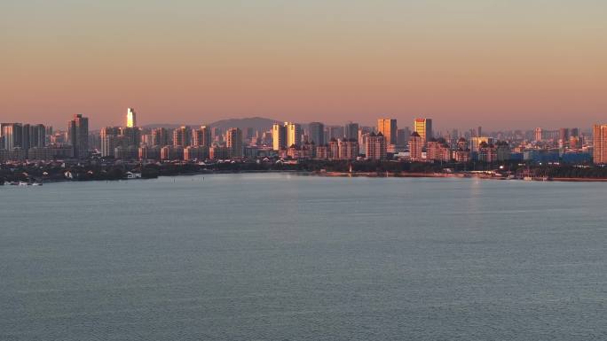 桃花岛为前景的苏州城市大景