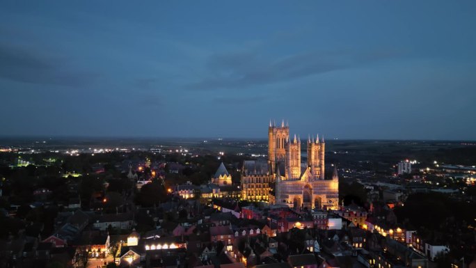 黄昏时分，无人机拍摄了英国林肯郡著名的林肯大教堂，在灯光下展示了其雄伟的哥特式建筑。