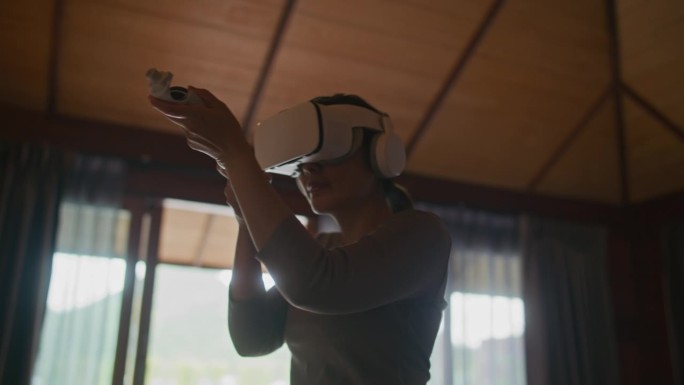 女人在家玩虚拟现实游戏