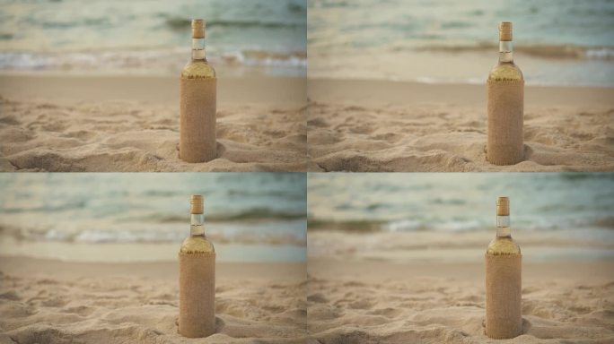 陈年的白葡萄酒在沙滩上与复制空间近距离