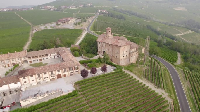 空中-美丽的别墅庄园在意大利被雄伟的葡萄园，教堂和城堡包围