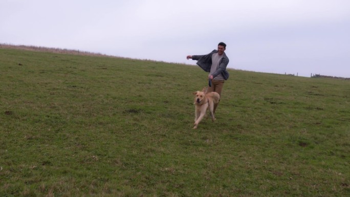 和我的狗一起跑男人遛狗爱狗人士