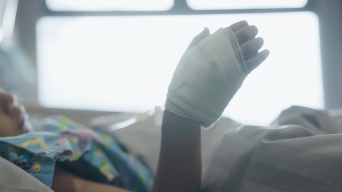 一个病人在医院里用盐水扎了手。