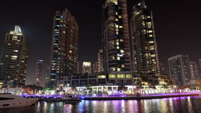 迪拜码头夜游是阿拉伯联合酋长国迪拜的一个地区。迪拜码头港，阿联酋，阿拉伯联合酋长国。观光船，观光船在