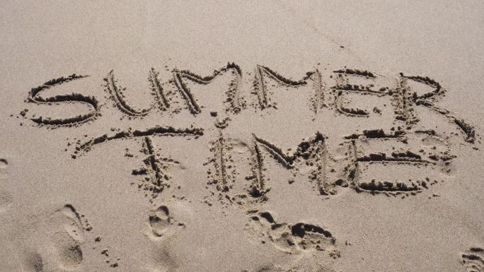 海浪把写在沙滩上的文字从沙滩上冲走了——夏令时间。