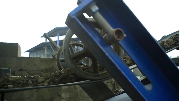输送带的作用是从冷库中输送骨料。工业破碎机(石料破碎机)适用于矿山和加工厂，用于破碎的石料、砂石和砾