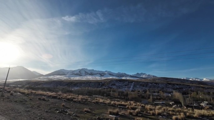 深秋山村上方的雪峰