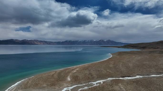 航拍圣湖当惹雍错高原湖泊牧场风光