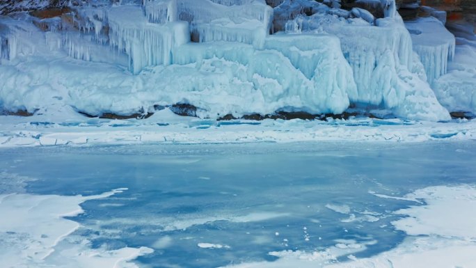 贝加尔湖，冰雪的死寂之地。一种罕见的自然现象。贝加尔湖，西伯利亚，俄罗斯。航拍无人机拍摄4k