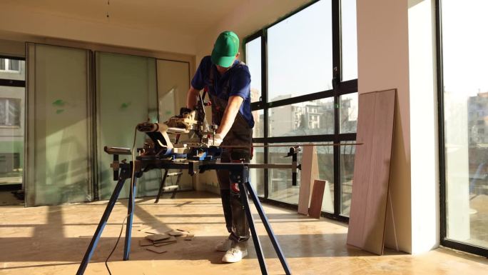 建筑工人用圆锯切割木板，4k电影慢动作