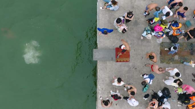 夏日东湖边人群跳水游泳纳凉素材