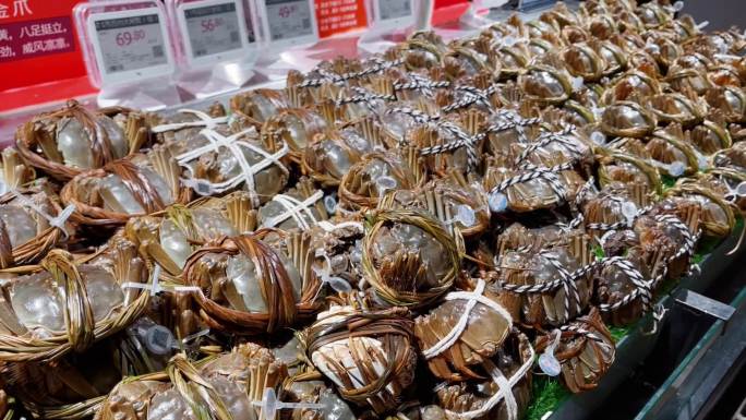 超市海鲜区展柜螃蟹