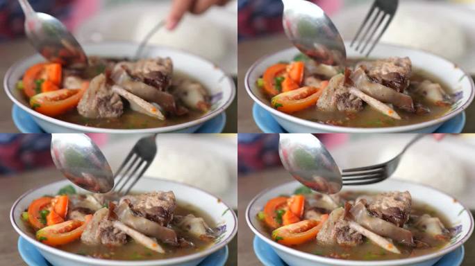 牛排骨汤是印尼汤。装在白色的碗里。有选择性的重点