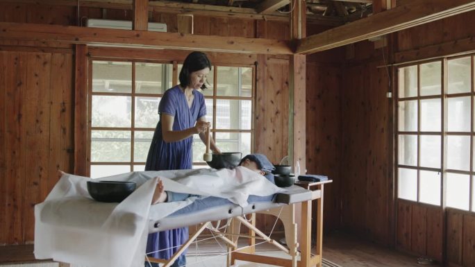 日本另类治疗师用她的碗给客户治疗