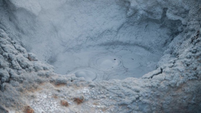 在冰岛的Hverir，冒着泡泡的灰色泥坑。