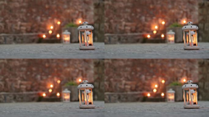 欧洲古城的台阶上放着燃烧的蜡烛。蓝色黄昏或傍晚的婚礼或招待会装饰。