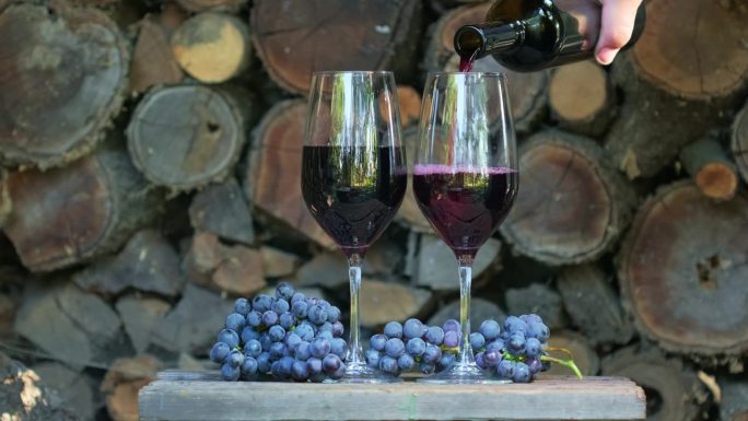 用玻璃杯装红酒。品酒和酿酒的概念