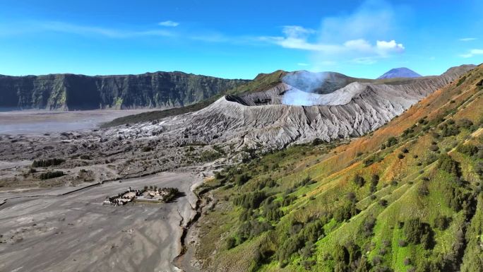 空中无人机日出场景移动的云，雾和烟雾的喷发覆盖火山Mts. Bromo, sememeru, Bat
