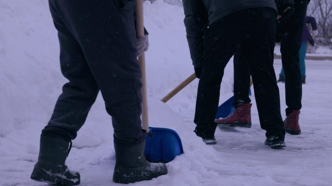 公司员工冬天清雪现场