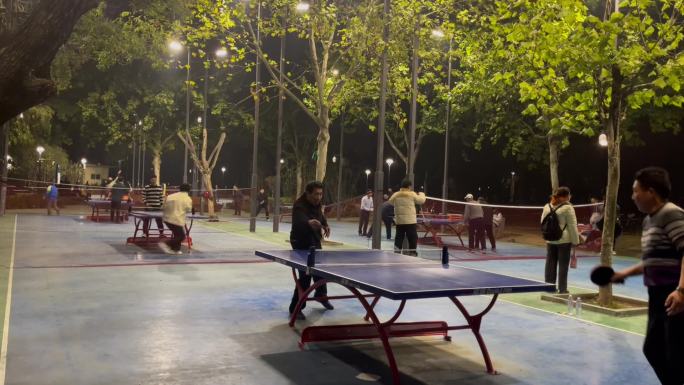 夜景广场小区公园跳舞锻炼打羽毛乒乓球
