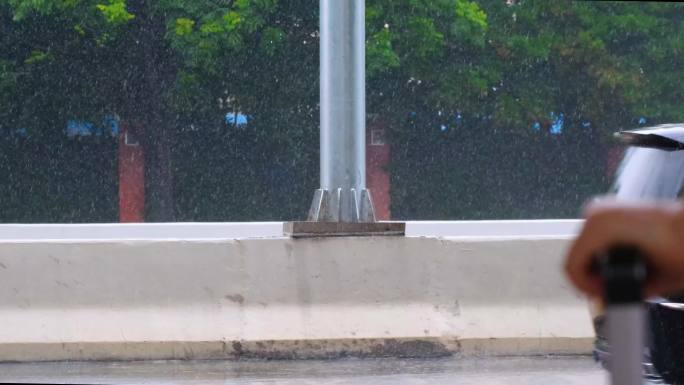 城市马路下雨天雨水雨滴街景街道街头汽车车