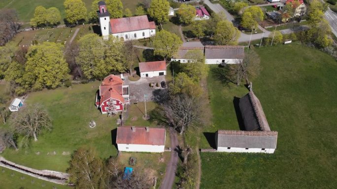 无人机在瑞典奥兰岛的glminge Prastgard拍摄18世纪的石头谷仓