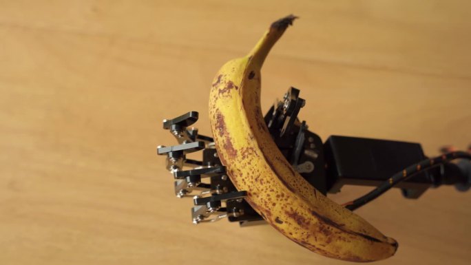 一只机器人手握一根大香蕉