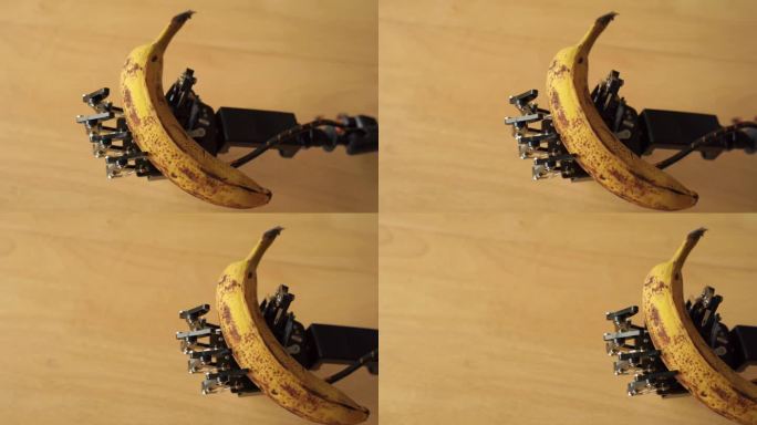一只机器人手握一根大香蕉