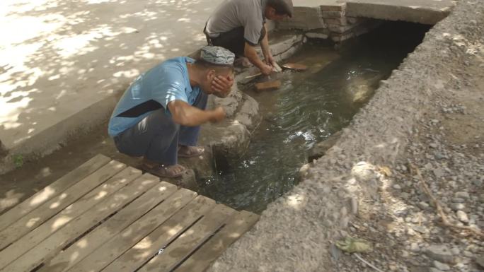 新疆人使用坎儿井的生活场景