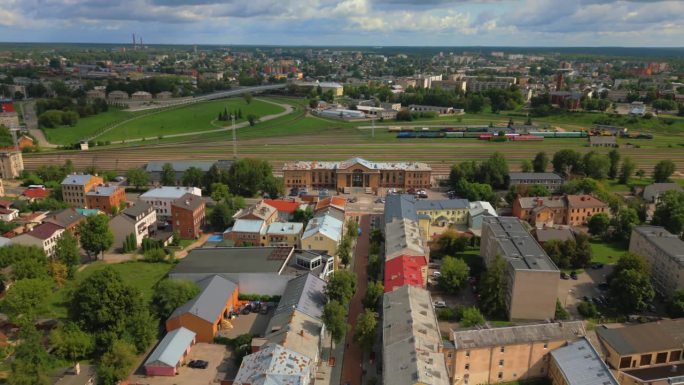 全景鸟瞰图的火车站大楼，街道，邻里，住房和城市景观，拉脱维亚