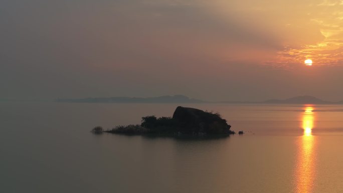 梁子湖广袤湖面上无人孤岛日落晚霞绝美风景