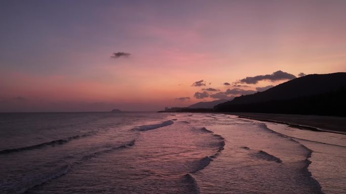 日月湾夕阳下的海岸线