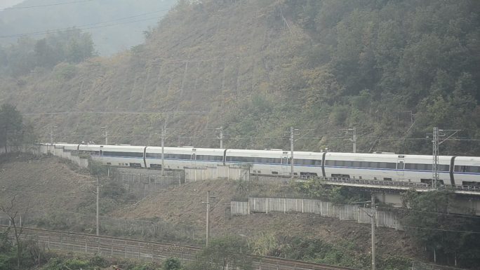 行驶在重庆北碚童家溪附近的高速列车