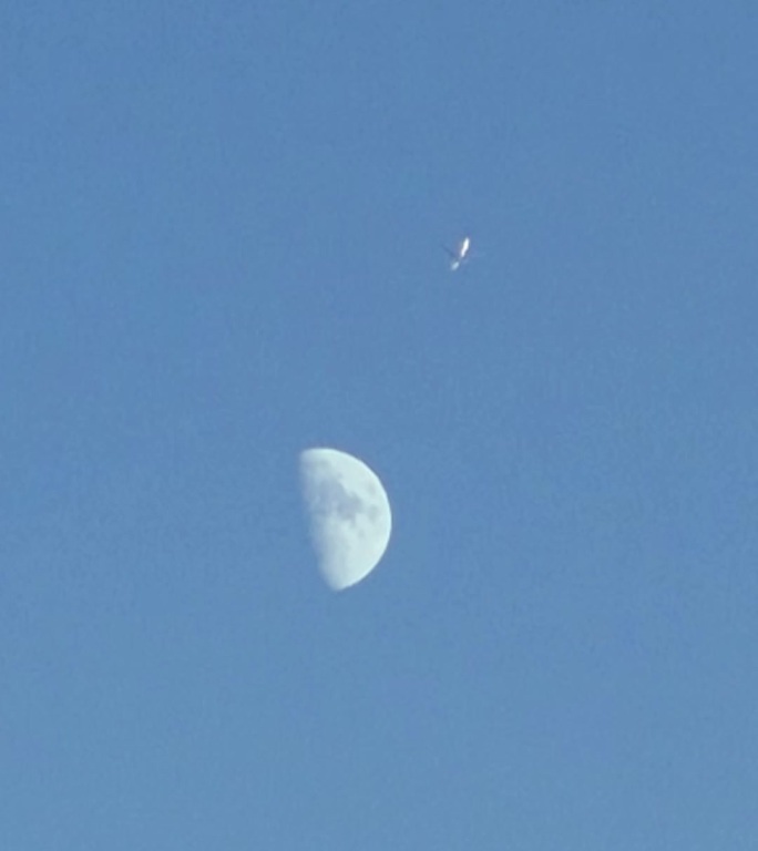 飞机穿月亮