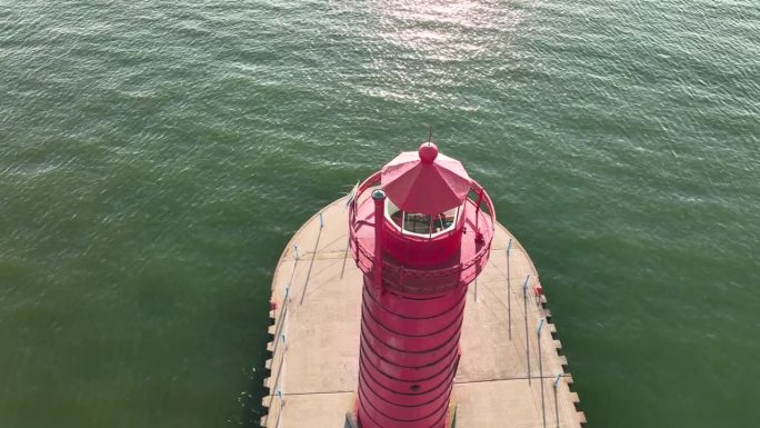 矗立在密歇根湖上的五大湖灯塔。