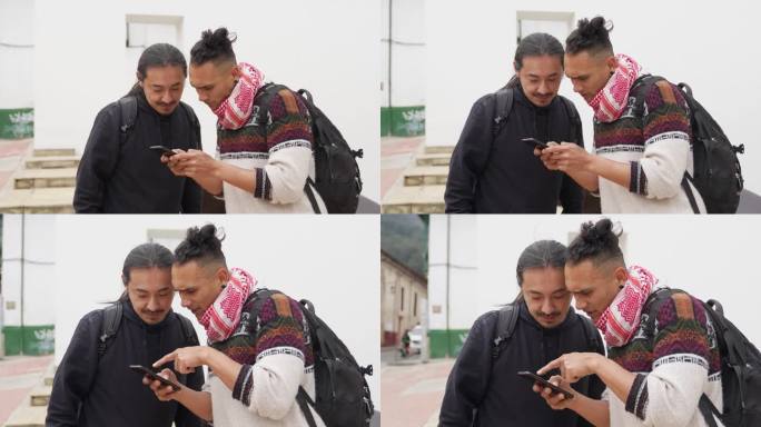 中年男子在城市里给朋友看手机上的东西