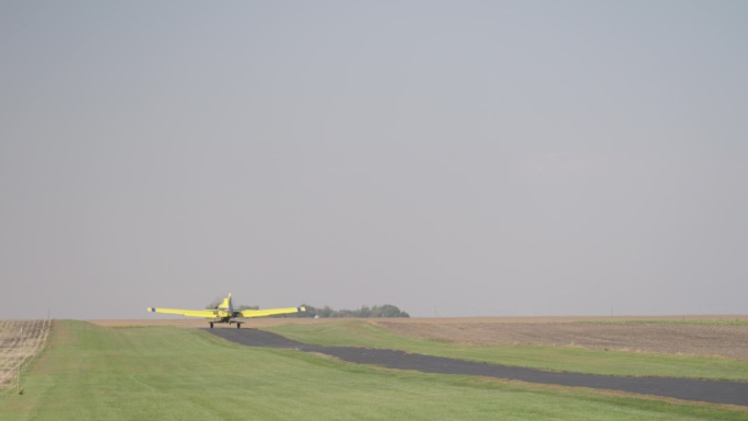 作物喷粉机从农村跑道起飞到种子农场